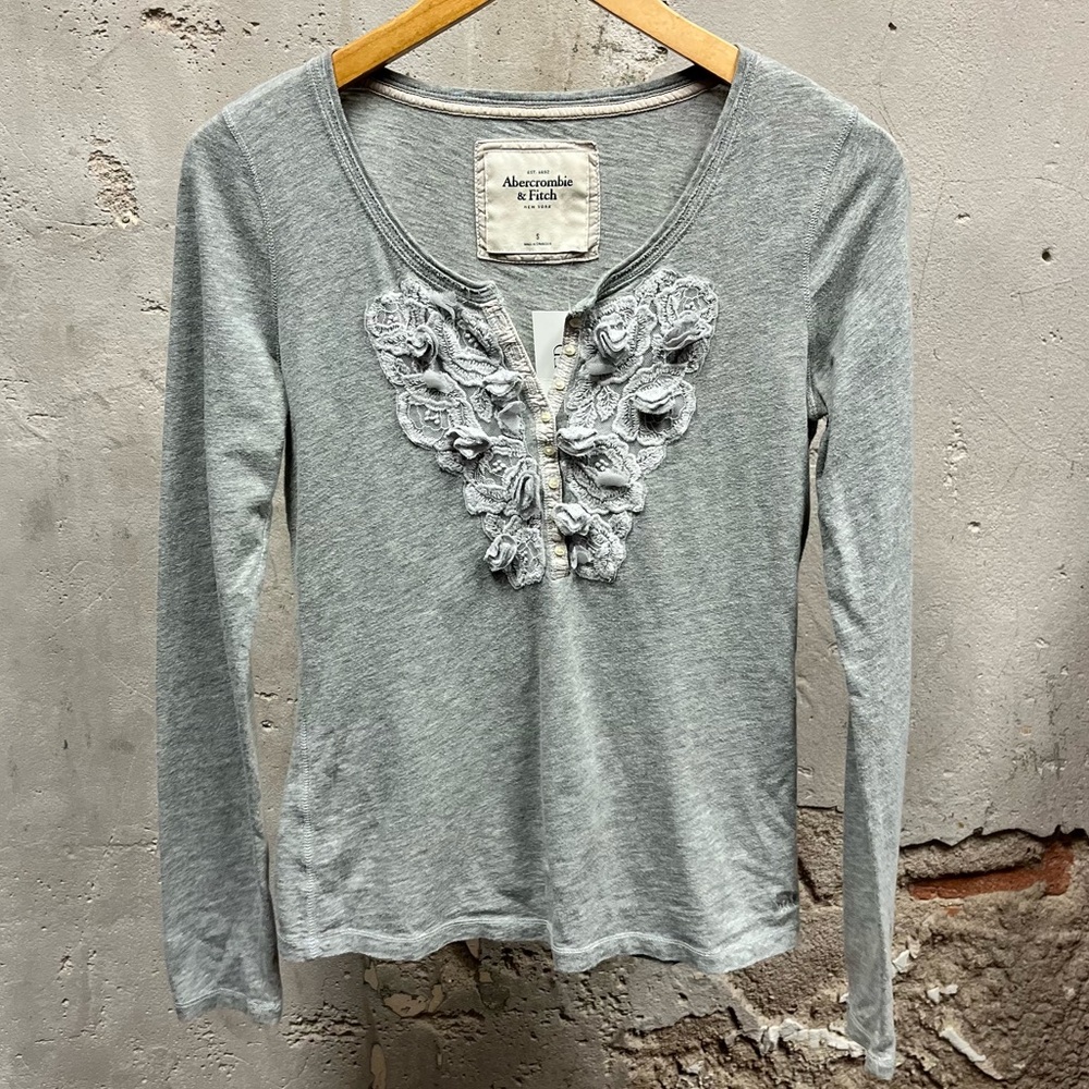Abercombie & Fitch Y2K Vintage Fitted Gray Long Sleeve Henley Floral Design Top